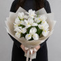 11 белых ирисов